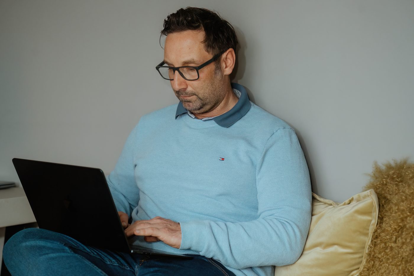 Marko Keßling wertet einen Schimmelfall digital am Rechner aus